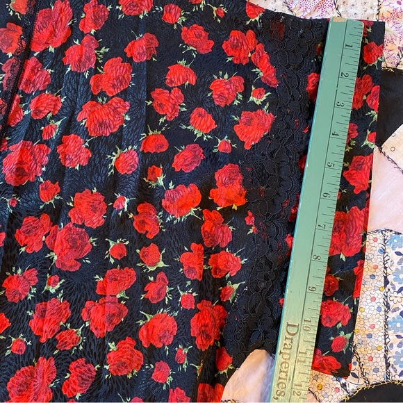 🎈SOLD 💔Vintage Robe LA II Rose Metallic Roses Beautiful Silk Robe Lace Detail - Picture 13 of 16